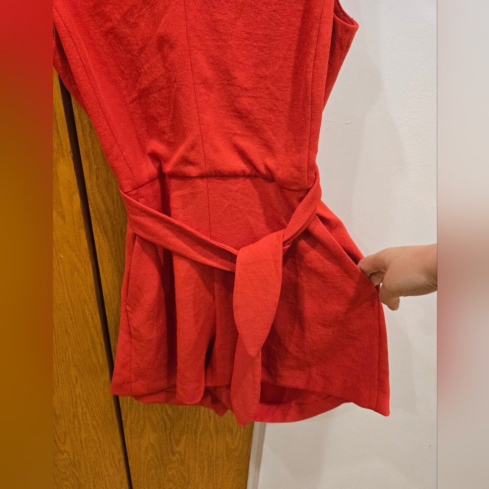 Aritzia Wilfred écoulement Romper in Goji Berry Red Size 8 Like New - Picture 6 of 10